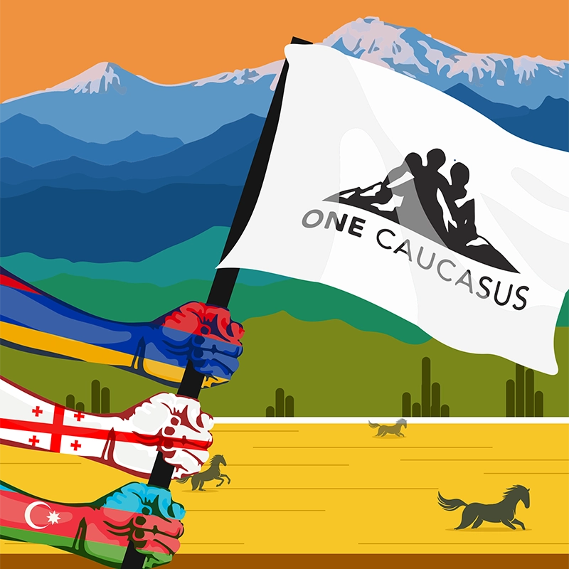 Bandiera del One Caucasus sventolata da mani con bandiere nazionali di Armenia, Georgia e Azerbaigian sullo sfondo la catena montuosa del caucaso e cavalli in corsa.