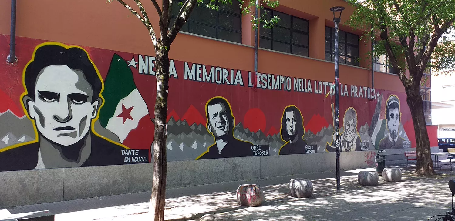 Murales con l'iconica frase: "Nella Memoria l'Esempio, nella Lotta la Pratica"